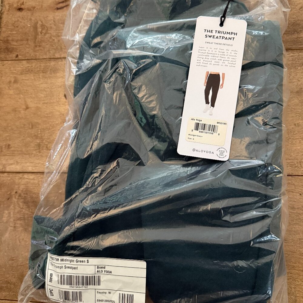 Alo yoga NWT Triumph Sweatpant midnight green
